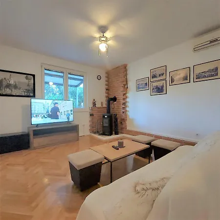Apartment White Lady *